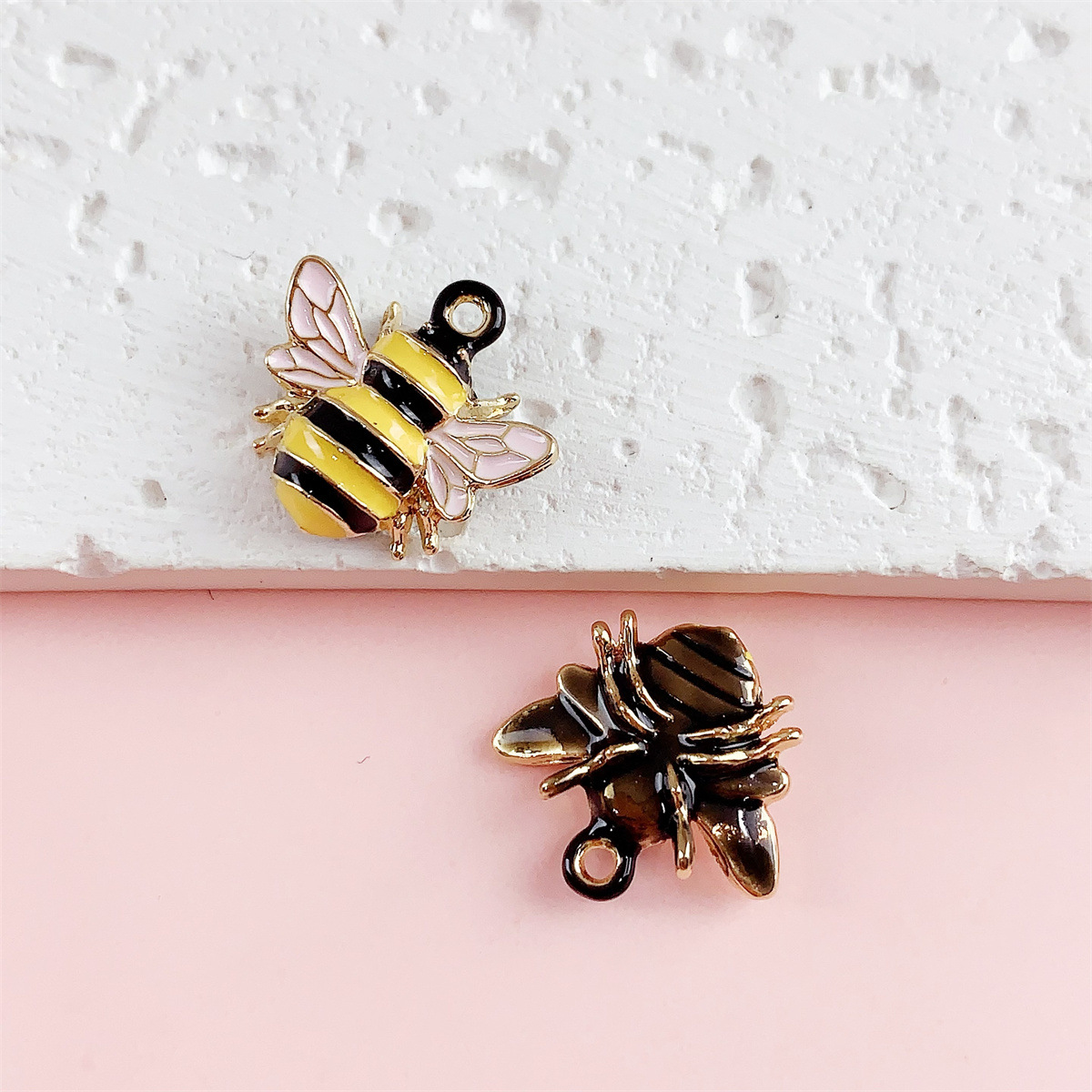 8 breloques abeilles émaillées - Body Jewelry Top avis et prix